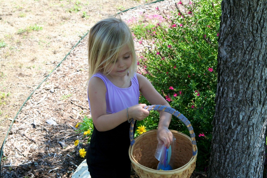 2012/04(April)/Easter/1024x768_2012-04-08-09-Egg Hunt.jpg